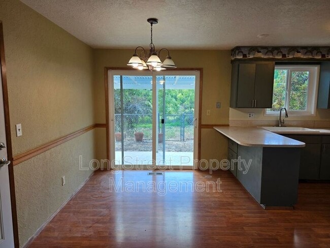 Building Photo - 2550 NE Seavy Cir