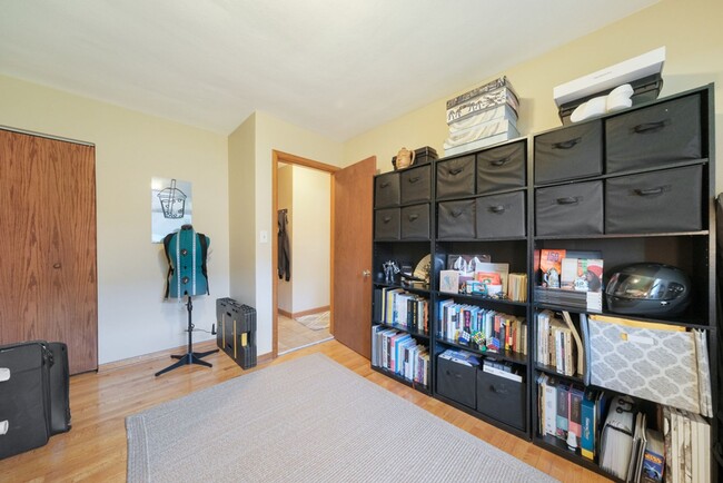 Building Photo - 2 bedroom 1 bathroom Duplex FOR RENT (subl...