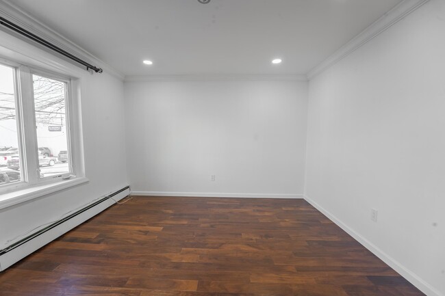 Foto del edificio - 157 Roosevelt Ave
