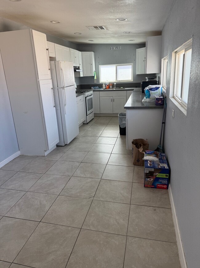 Building Photo - 1434 Mesa Dr