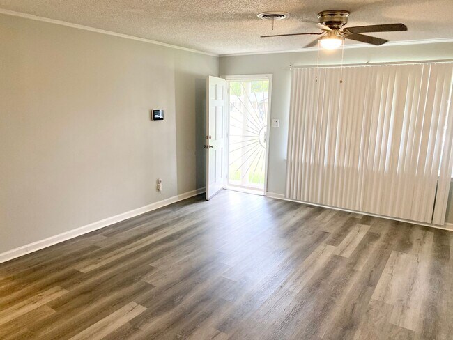 Foto del edificio - Charming 4BR/2BA Brick Home