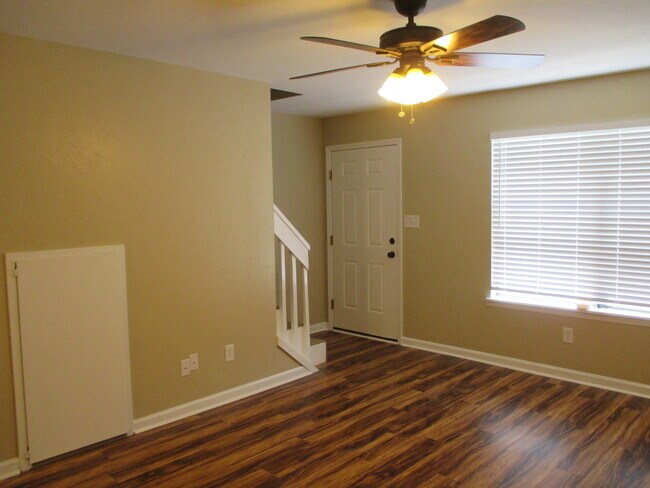 Building Photo - 301 S Lipona Rd