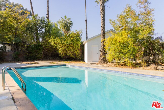 Foto del edificio - 5604 Valley Circle Blvd