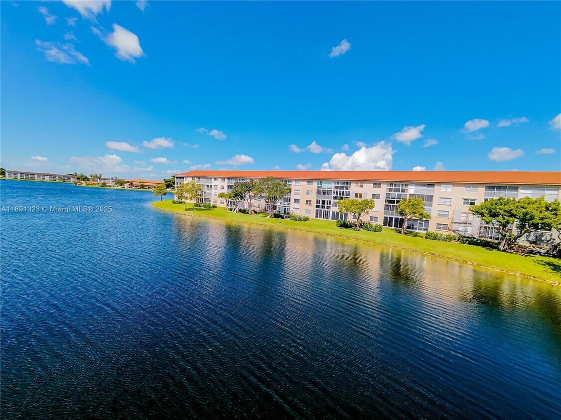 Foto principal - 13100 SW 11th Ct