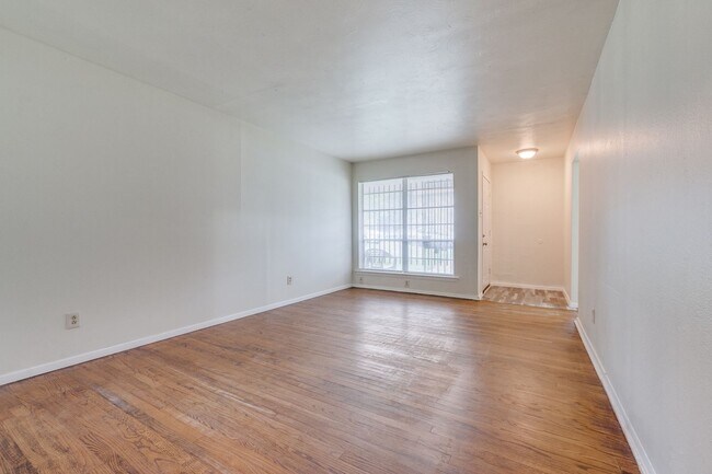 Building Photo - Dynamite Duplex with Backyard in Dallas!