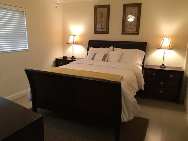 Queen size bed/lamps with power outlets - 2850 30th NE St
