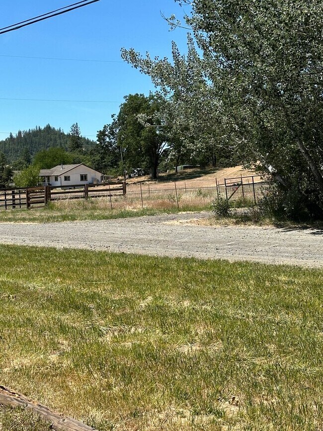 Building Photo - Beautiful Ranch Style Home