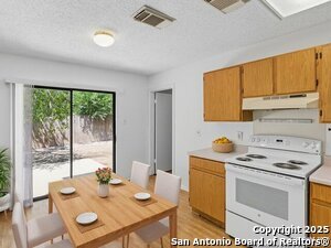 Foto del edificio - 8939 Kenton Briar