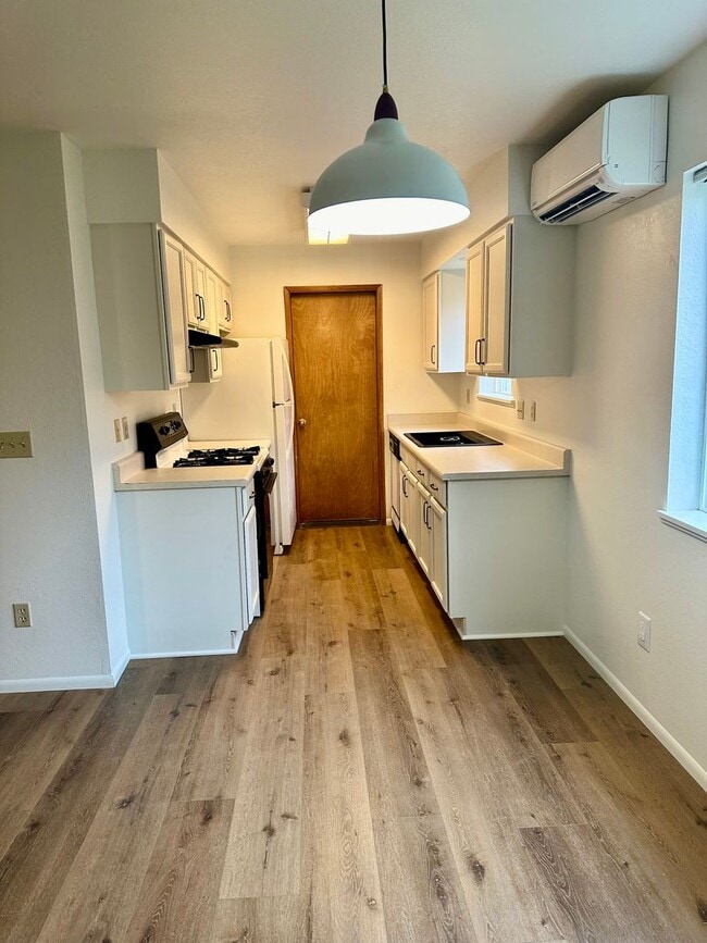 Building Photo - 5425 Glenridge Wy