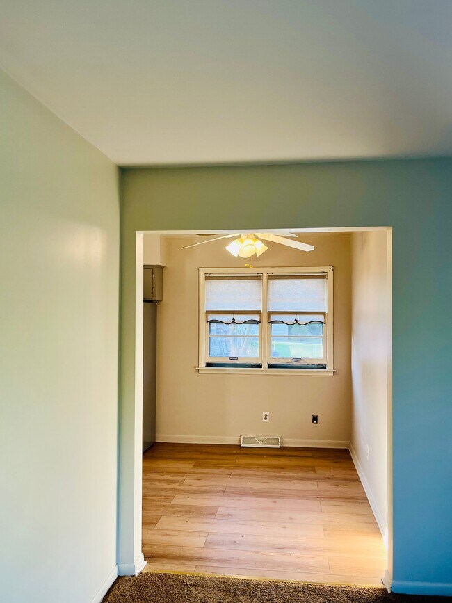 Foto del edificio - 8406 Parrish Ave