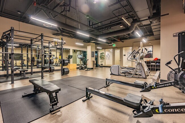 Building Photo - Huge Central Area Studio with PARKING and ...