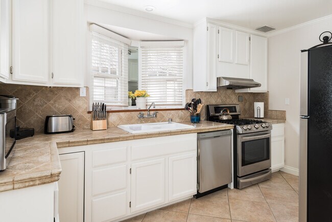Building Photo - 3528 Beechwood Pl