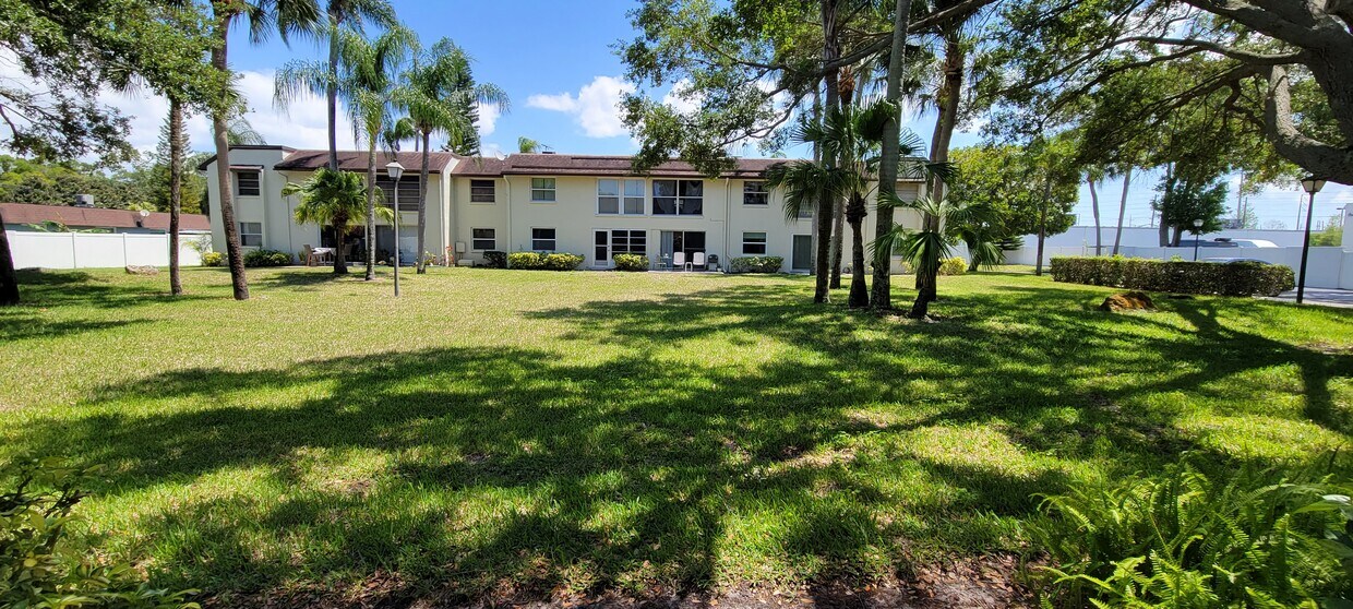 Foto principal - 1100 East Bay Dr