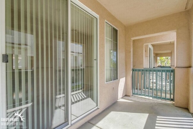 Building Photo - Immaculate 3Bdm 2.5Ba Townhouse with  2-Car Garage