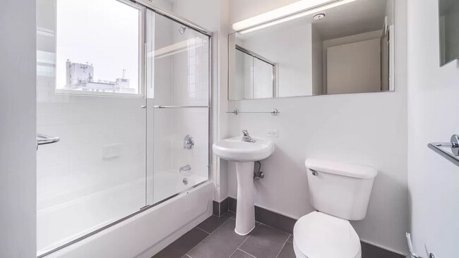 Foto del edificio - 308 W 48th St