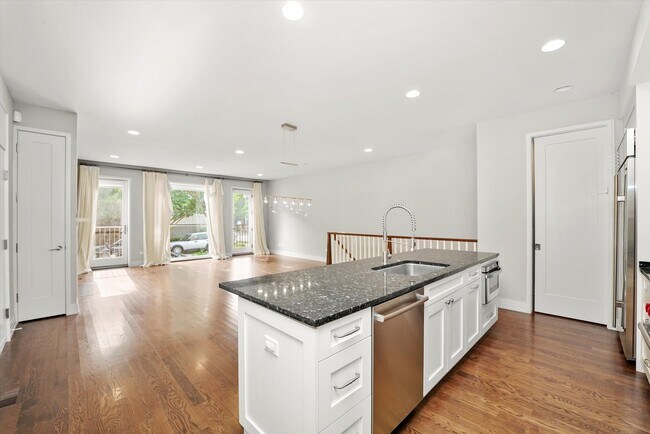 Foto del edificio - 2755 N Lakewood Ave