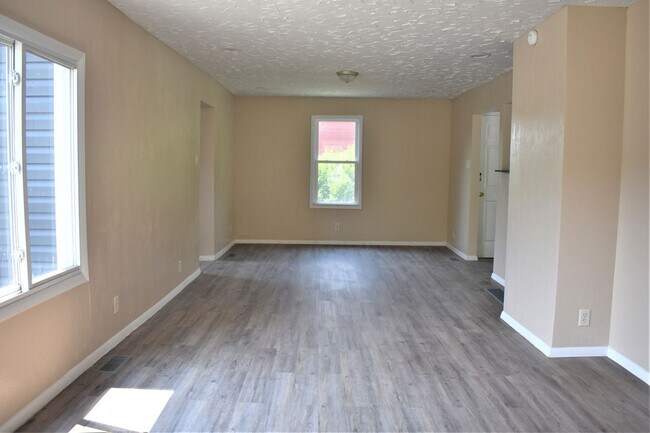 Foto del edificio - LEASE PENDING AS OF 05/06/2025: Lovely 3 b...