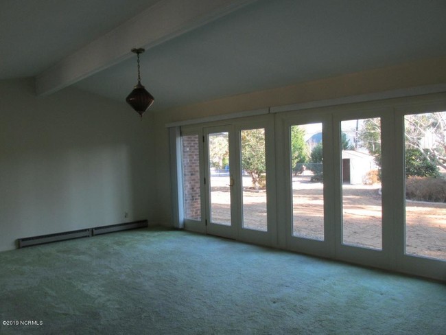 Building Photo - 305 Holly Ln