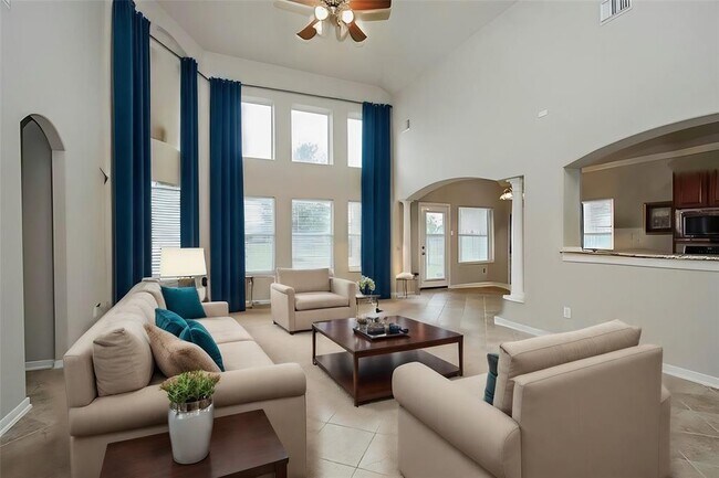 Building Photo - 16923 Locust Springs Dr