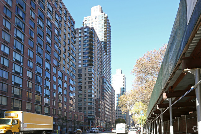 Foto del edificio - West End Towers