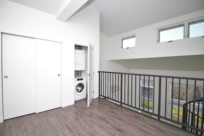 Loft + Washer/Dryer - Ice House Midtown