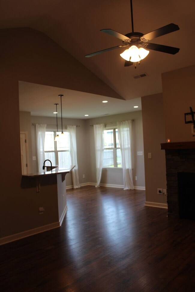 Building Photo - 3 Bed/2 Bath Home - Desirable Planter's Ridge Subdivision/CBA Schools