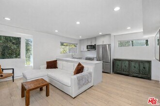 Building Photo - 2147 Beachwood Dr