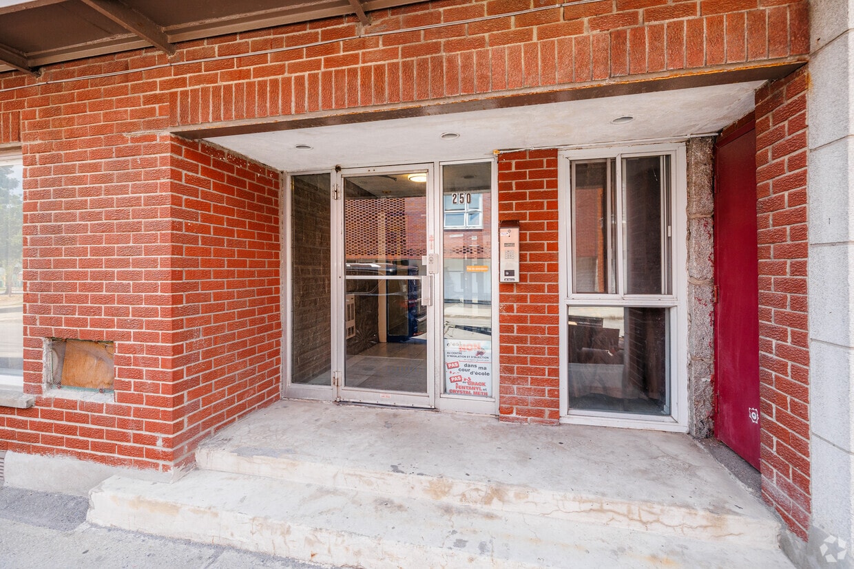 Building Photo - 250 Av Greene