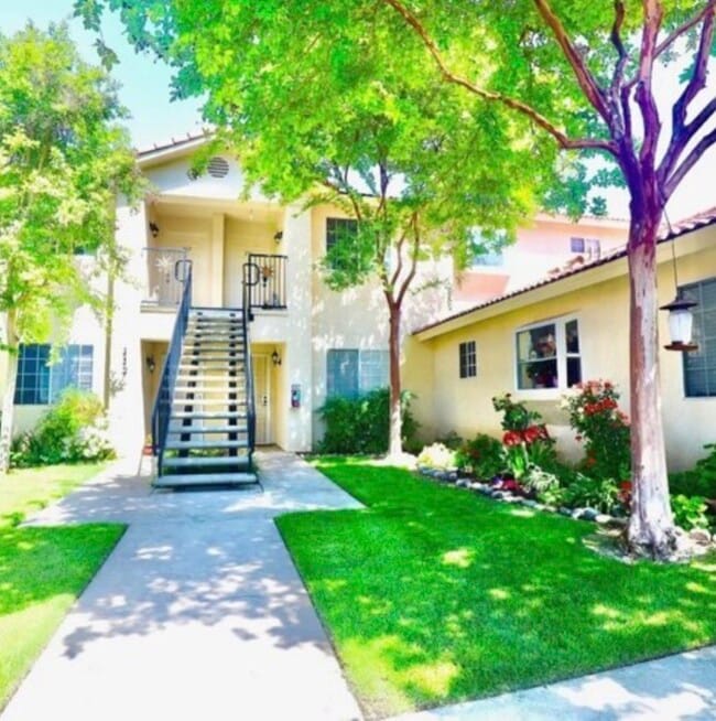 Building Photo - 1542 E Alluvial Ave