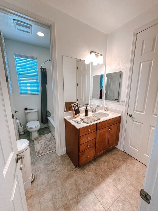 Building Photo - Gorgeous Home Available Now!