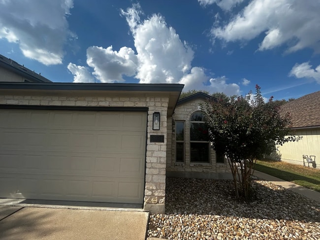 Building Photo - Move-In Ready 3BR/2BA in Round Rock - Enjo...