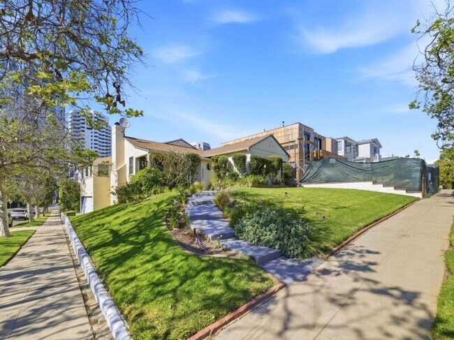 Foto del edificio - 10537 Rochester Ave