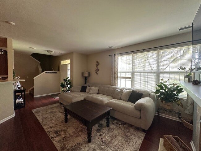 Building Photo - 47480 Pembroke Dr