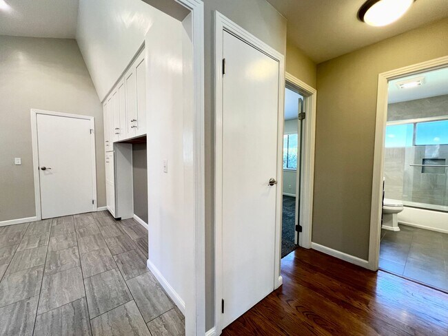 Foto del edificio - Stylishly Updated 2-Bed, 2-Bath Home - Private Garage