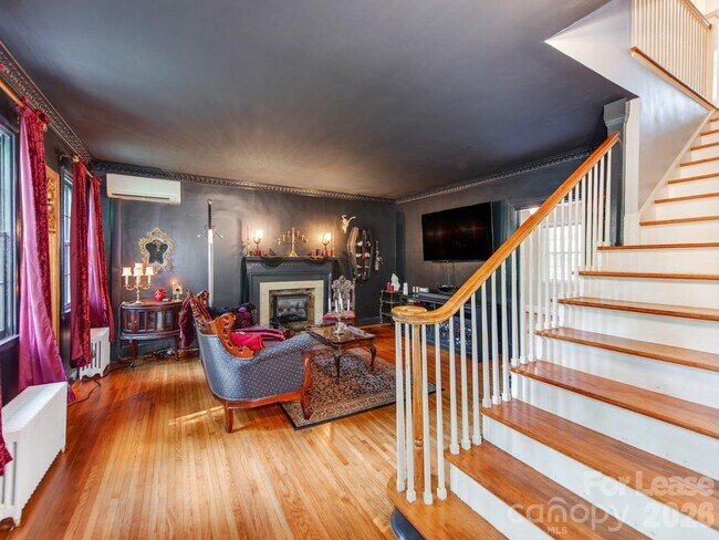Building Photo - 1209 Oakwood Ave