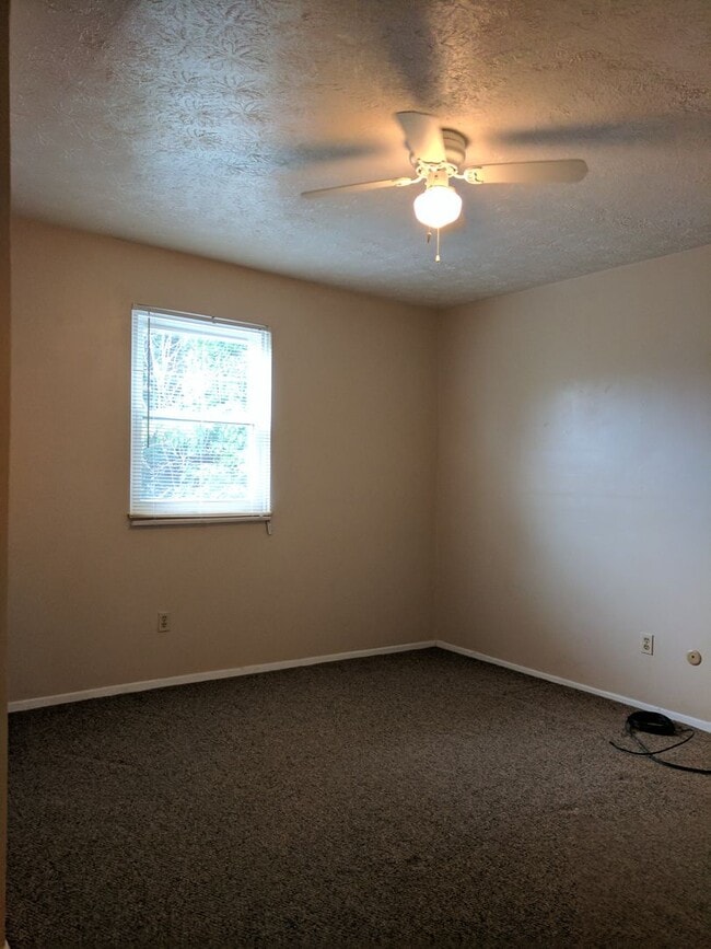 Building Photo - 5-6 Schaeffer Way