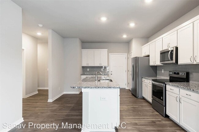Building Photo - 4 br, 2.5 bath House - 2318 SW Plaza Parkway