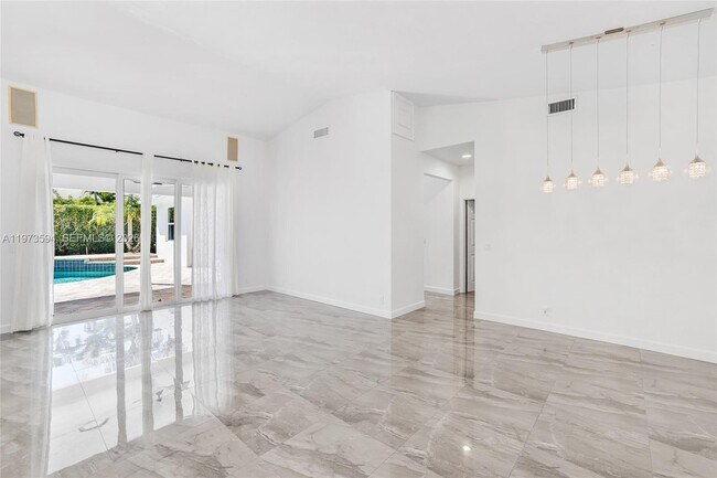 Foto del edificio - 13264 Lakeside Terrace