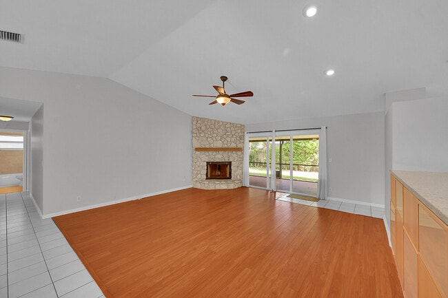 Foto del edificio - 1800 Primrose Ln