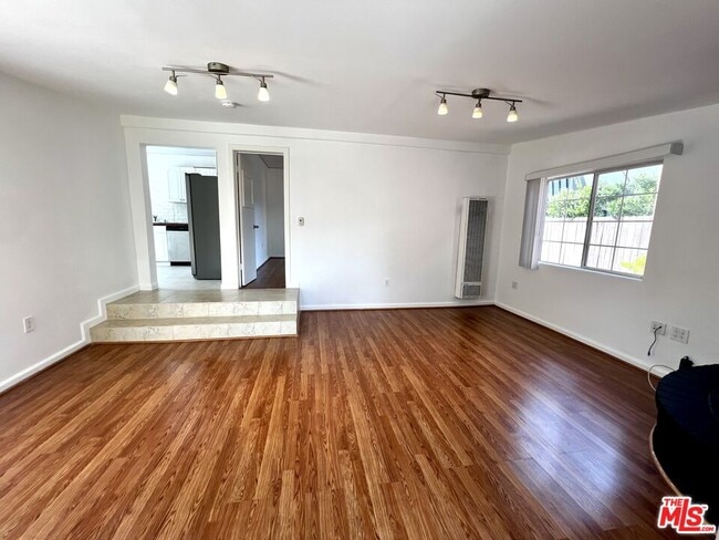 Building Photo - 364 N San Vicente Blvd