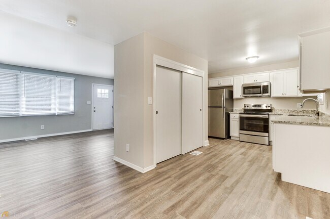 Building Photo - 333 Triumph Cir SE