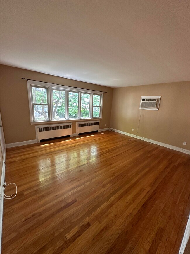 Family Room - 309 Burbank Ave