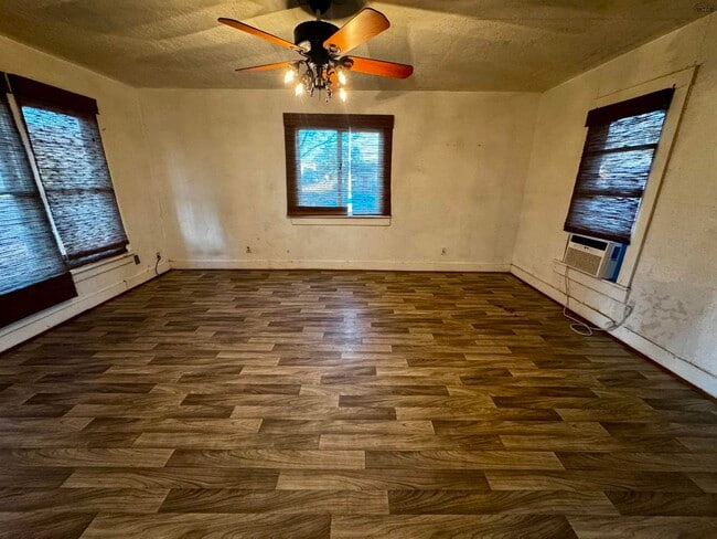 Foto del edificio - 512 N Lamar St