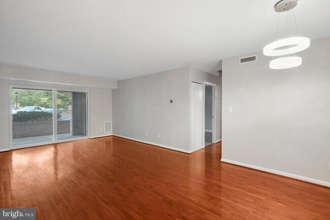 Foto del edificio - 5932 Cove Landing Rd