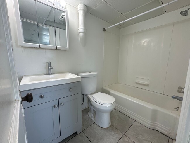 Building Photo - Spacious Rooftop Studio Efficiency with Ga...
