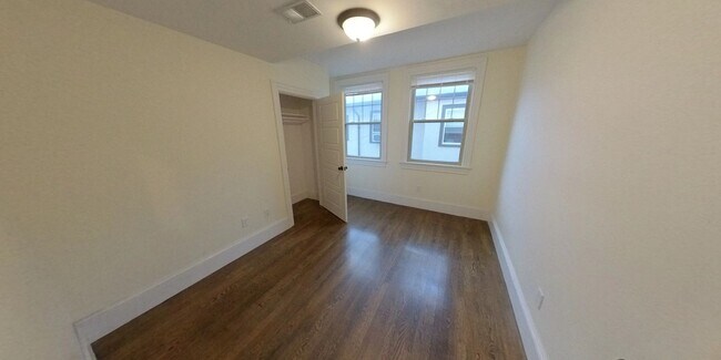 Foto del edificio - Check out this 4 bed 2 bath in Brighton