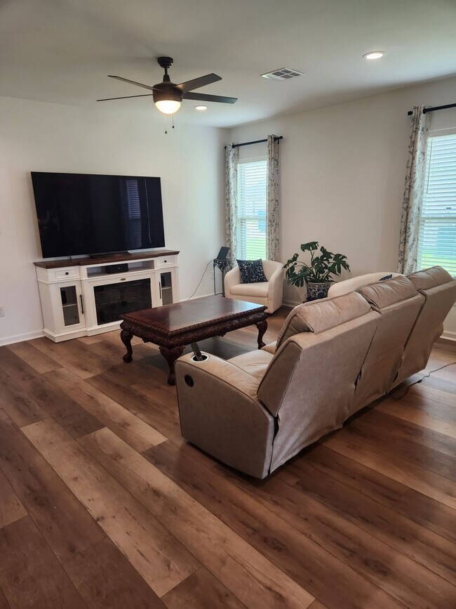 Foto del edificio - NEW 4 bedroom, 2.5 bath