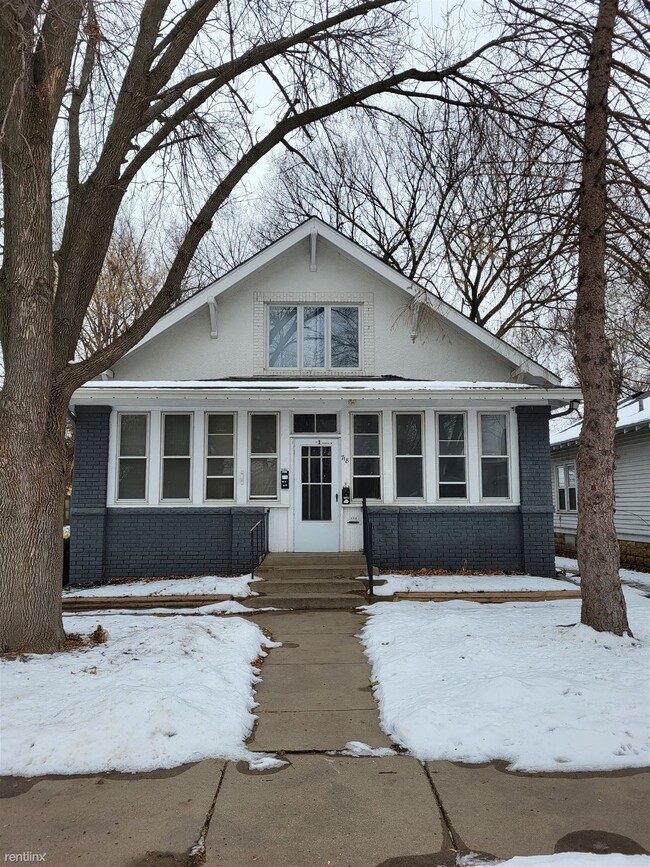 Building Photo - 2 br, 1 bath Triplex - 718 Range St