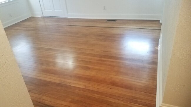 Resplandecientes pisos de madera noble - 912 Kingswood Dr