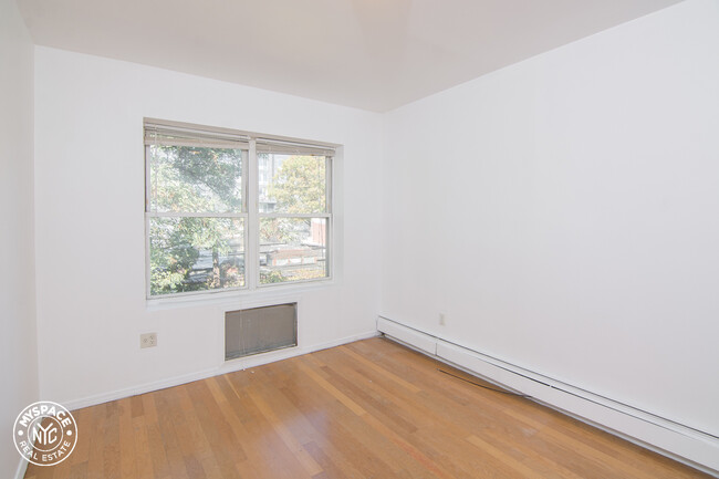 Building Photo - 499 Maple St
